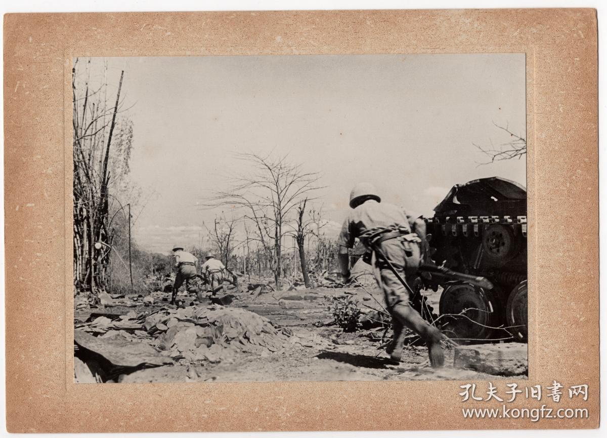 民国大幅银盐照片 1941至1942年 日军在菲律宾（比岛）阵地战 背面有文字说明 1942年日本读卖新闻社发行