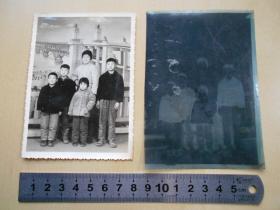 老照片【70年代，一家人在照相馆南京长江大桥背景墙前合影】有底片