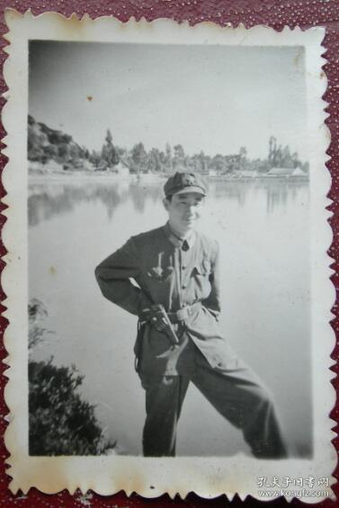 老照片：腰挂手枪。解放军。 【桐阴委羽系列】