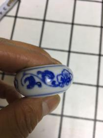 老鸟食罐一个（3.8x1.8）陶瓷【落款、乾隆年制】