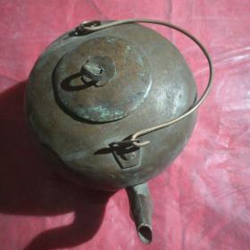 民国时期，云南边锤人民支援官兵抗日时的铜茶壶一把