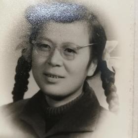 全新品相1958年上海大光明照相馆照片，背后署名张水珍