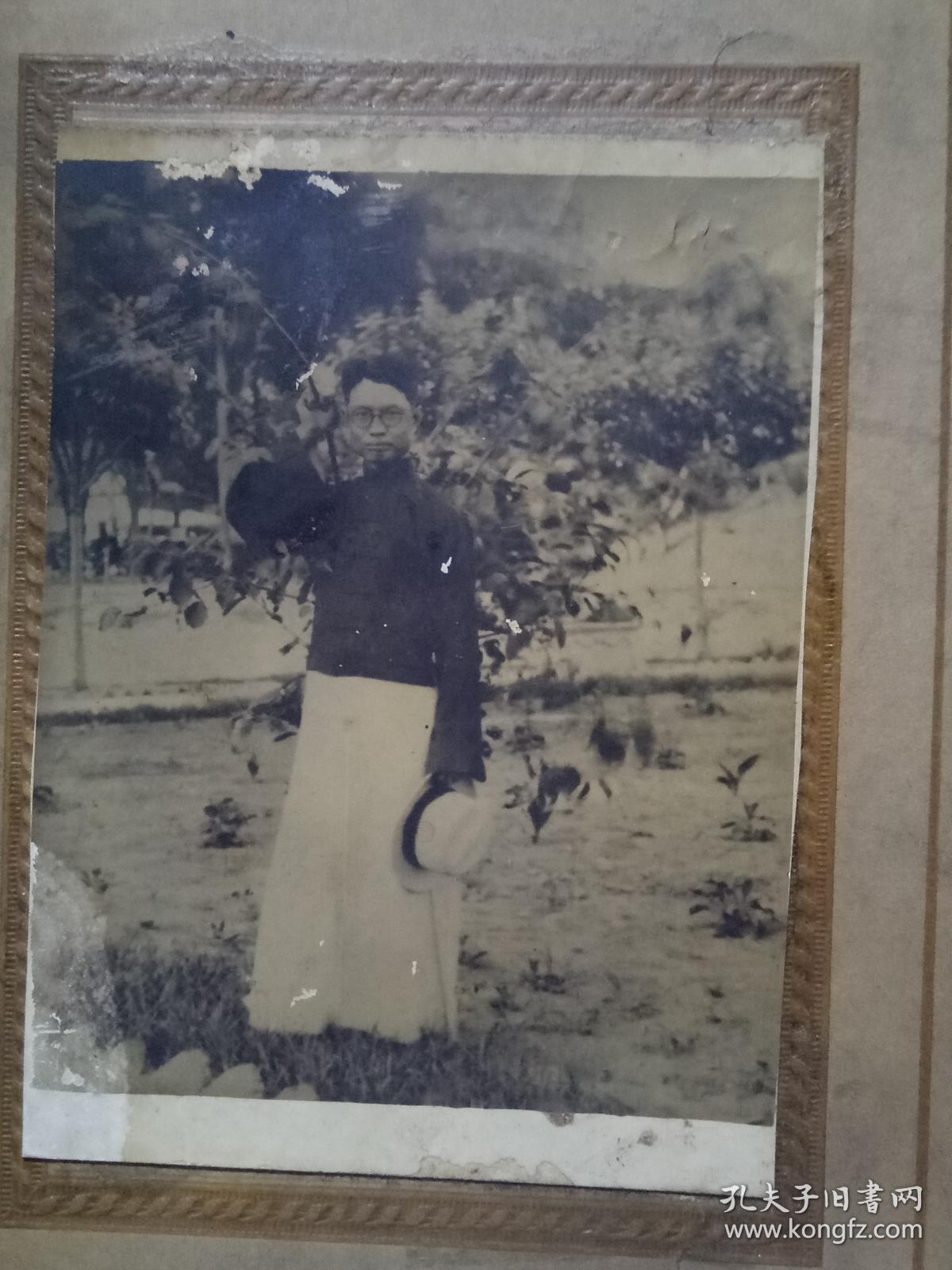 民国老照片 北京劝业场屋顶花园 德福照相馆 人物一 花园背景 衬硬板 照片9×6.5厘米 衬硬板15.8×9.7 厘米