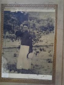 民国老照片 北京劝业场屋顶花园 德福照相馆 人物一 花园背景 衬硬板 照片9×6.5厘米 衬硬板15.8×9.7 厘米