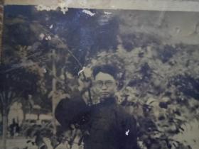 民国老照片 北京劝业场屋顶花园 德福照相馆 人物一 花园背景 衬硬板 照片9×6.5厘米 衬硬板15.8×9.7 厘米