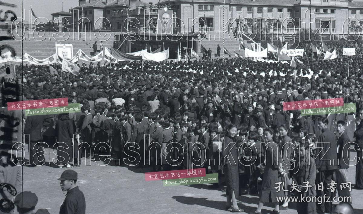 1945年天津各界在民园体育场“庆祝双十节欢迎盟军大会”会场全景原版照片底片一张，尺寸为12.7X9.9厘米