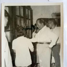 1958年毛主席视察武汉大学老照片一枚。
非常少见。