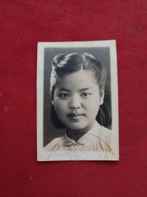 女单身照片第60--中国生物化学家，中国科学院院士、学部委员、中科院微生物所研究员张树政院士生前旧藏《标准黑白2寸证件照、背有签字及印章、约30年代左右中学时期照片》老照片、老相片、老像片