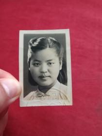 女单身照片第60--中国生物化学家，中国科学院院士、学部委员、中科院微生物所研究员张树政院士生前旧藏《标准黑白2寸证件照、背有签字及印章、约30年代左右中学时期照片》老照片、老相片、老像片