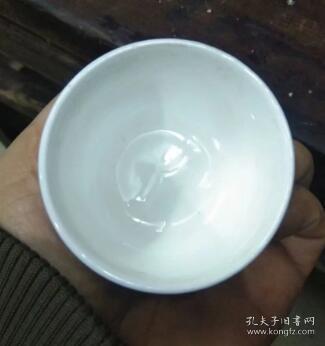现代，景德镇的一个青花茶杯