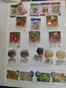 五十年代至九十年代 外国邮票近三百张。各种类型的邮票，收藏佳品。一册合售。