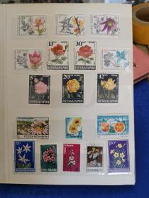 五十年代至九十年代 外国邮票近三百张。各种类型的邮票，收藏佳品。一册合售。