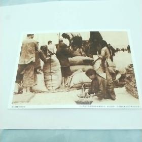 香港老照片明信片。1935年，工人们在货艇搬运白米。女孩儿拣漏在地上的碎米。