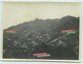 民国时期冬季残雪尤存的古长城遗迹，长城烽火楼也是残破不堪，但仍然不失其雄壮之美。民国老照片，泛银