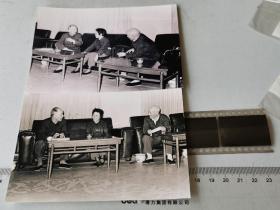 1977年，万里和省宣传部长刘正文与安徽女艺术家会面谈话，底片两种+2002冲洗片