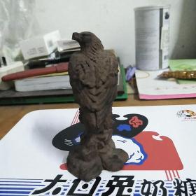 木雕老鹰一只
高约10cm。