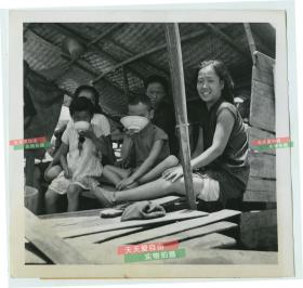 1944年豫湘桂战役中，为了躲避日军，湖南衡阳和醴陵的难民涌入广西桂林避难老照片。19.3X18.3厘米。