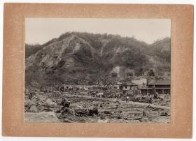 民国大幅银盐照片 1942年5月 美军与日军在太平洋战场要塞、菲律宾科雷吉多尔岛激战后，满目疮痍的战场遗迹 1942年日本读卖新闻社发行