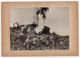 民国大幅银盐照片 1942年菲律宾战场上 日军用火焰喷射器攻击顽强的美军堡垒 背面有文字说明 1942年日本读卖新闻社发行