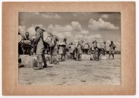 民国大幅银盐照片 1942年日军空降苏门答腊巨港前伞兵部队照片 背面有文字说明 1942年日本读卖新闻社发行