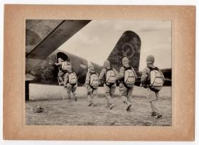 民国大幅银盐照片 1942年3月日军空袭苏门答腊巨港前伞兵登机 背面有文字说明 1942年日本读卖新闻社发行