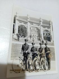 1957年老照片  四军人骑自行车南京中山陵留念