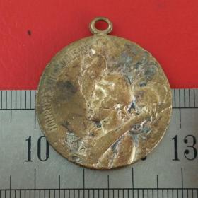 A472旧铜利穆桑之旅1916美女持枪公鸡图案铜牌铜章铜挂件珍藏收藏