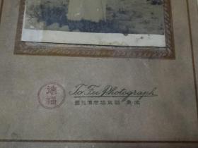 民国老照片 北京劝业场屋顶花园 德福照相馆 人物一 花园背景 衬硬板 照片9×6.5厘米 衬硬板15.8×9.7 厘米