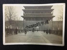 民国北京正阳门（前门）城楼及门外大街路人等周边景象，可见路旁的石狮、左侧的关帝庙以及门内的中华门，影像清晰、颇为难得