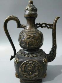 乾隆年制老黄铜天圆地方葫芦壶【麒麟和龙图】，此件藏品皮壳老辣，包浆醇厚，图腾清晰，气势如虹。