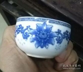 现代，景德镇的一个青花茶杯