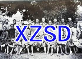 一群男性患者可能在中国福建厦门附近的教会医院。1888-1906（翻拍）