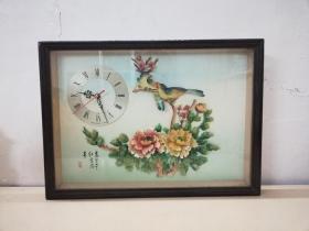 精美的花鸟纹贝雕画电子钟