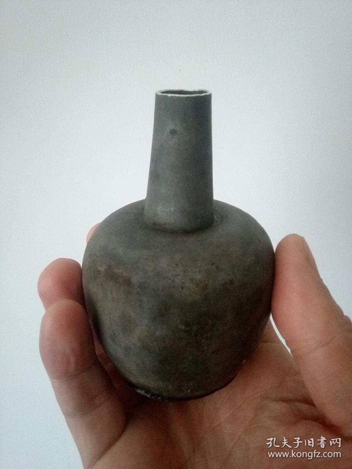 截口的长颈小锡瓶（有款）