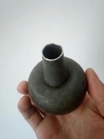截口的长颈小锡瓶（有款）