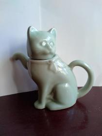 7-80年代龙泉窑招财猫壶。