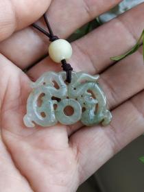 清代龙凤呈祥翠挂牌，冰种翡翠，雕工灵动传神，适合佩戴和把玩，宽37厘米，高2.7厘米，厚0.35厘米，品相如图所示，全品美品
