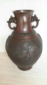 铜瓶，高34厘米，口11厘米，底10.5厘米，腹19厘米，铜质旧物，内有黑秞。详见图片