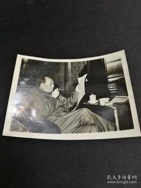 1966年吕相友拍摄毛主席在室内读报照片，泛银