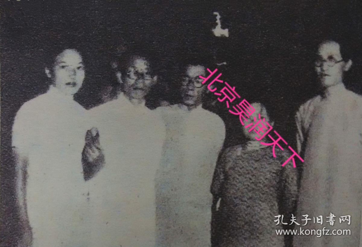 郁达夫携夫人王映霞从北戴河到天津与来迎接的友人合影