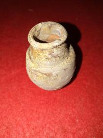 稀见，高古青瓷小花瓶（7厘米高，口径和底径均约2.2厘米）——胎壁上的釉大部分脱落，但还是可以清楚见到