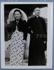 1942年长沙会战胜利后 蒋介石与宋美龄夫妇于湖南合影照一幅（尺寸：23*18cm； 纽约印制，背面贴英文说明纸片） HXTX107065