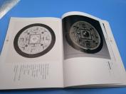 故宫藏镜》原装带函 16开 310页 2008年故宫出版社、书品全新、图文并茂地介绍了故宫收藏的铜镜。收录127款历，特殊复杂的纹饰和质地不同工艺特别的铜镜均有细致的解读、附历代铜镜铭文辑录480条、我国古代铜镜从齐家文化时期开始出现，经过漫长历史时期的发展、演变，一直延续到清代晚期，其间虽然经历