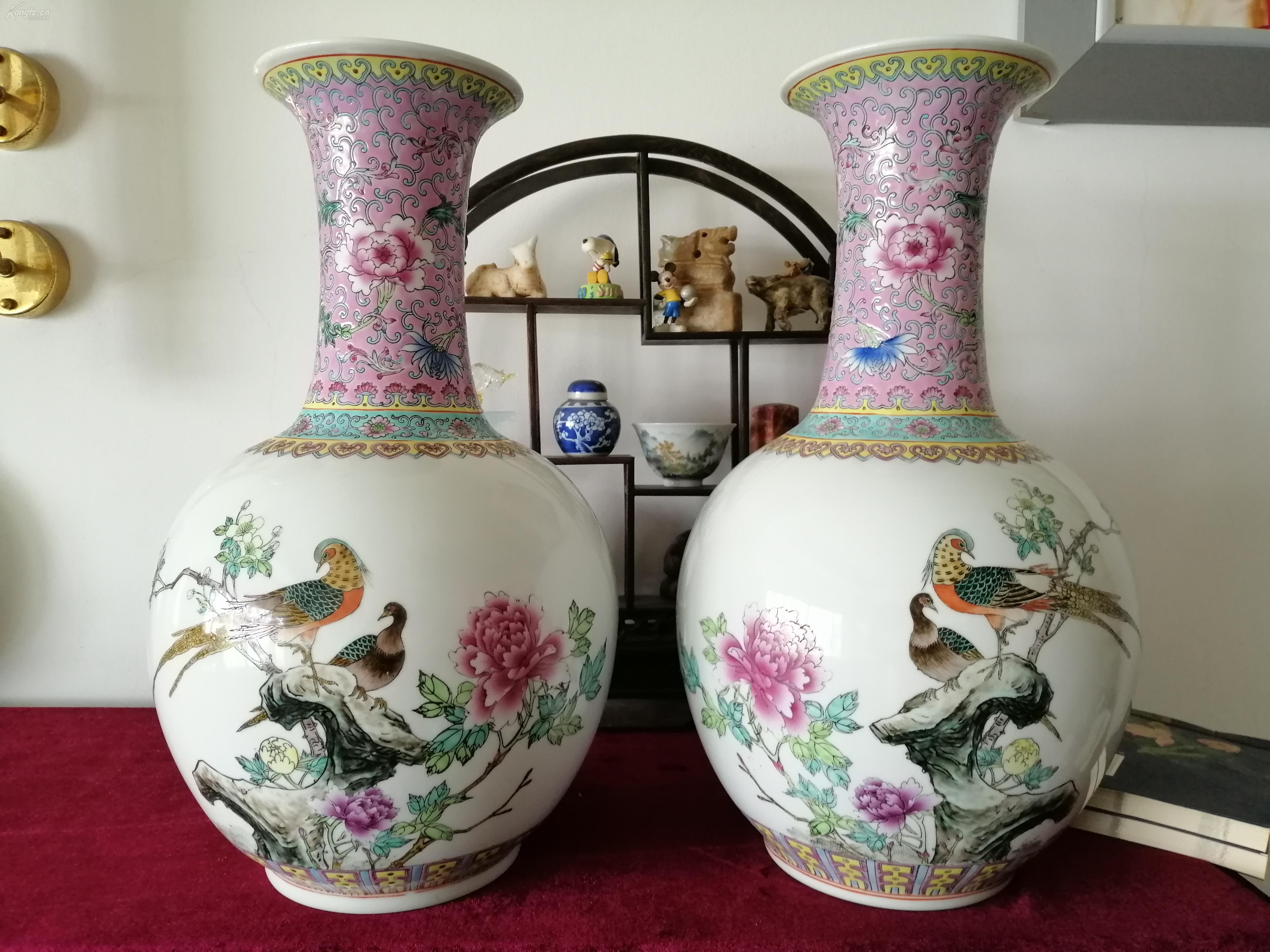 70年代早期景德镇艺术瓷厂红西边脚锦鸡牡丹(锦上添富贵)法口天球瓶