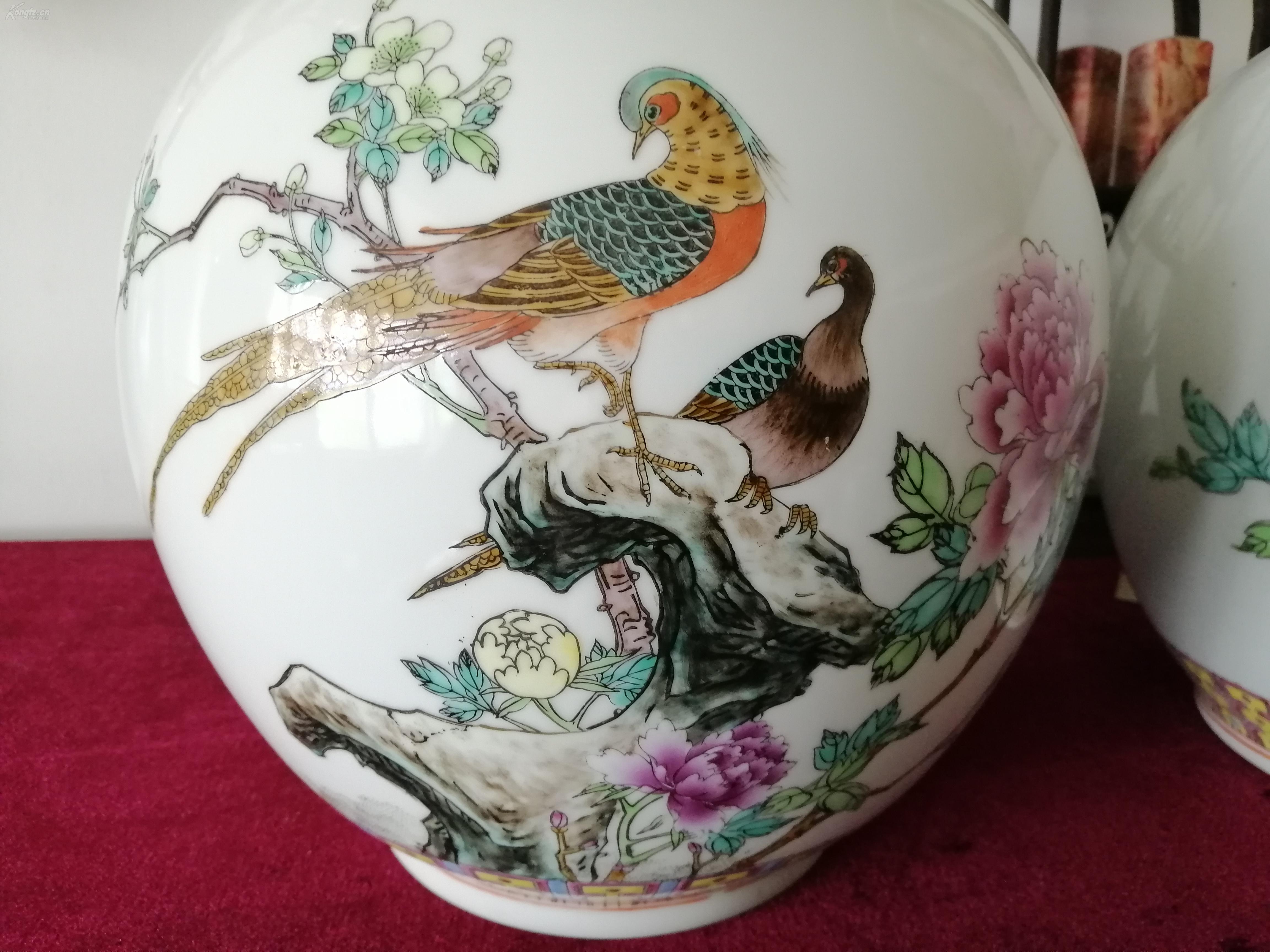 70年代早期景德镇艺术瓷厂红西边脚锦鸡牡丹(锦上添富贵)法口天球瓶