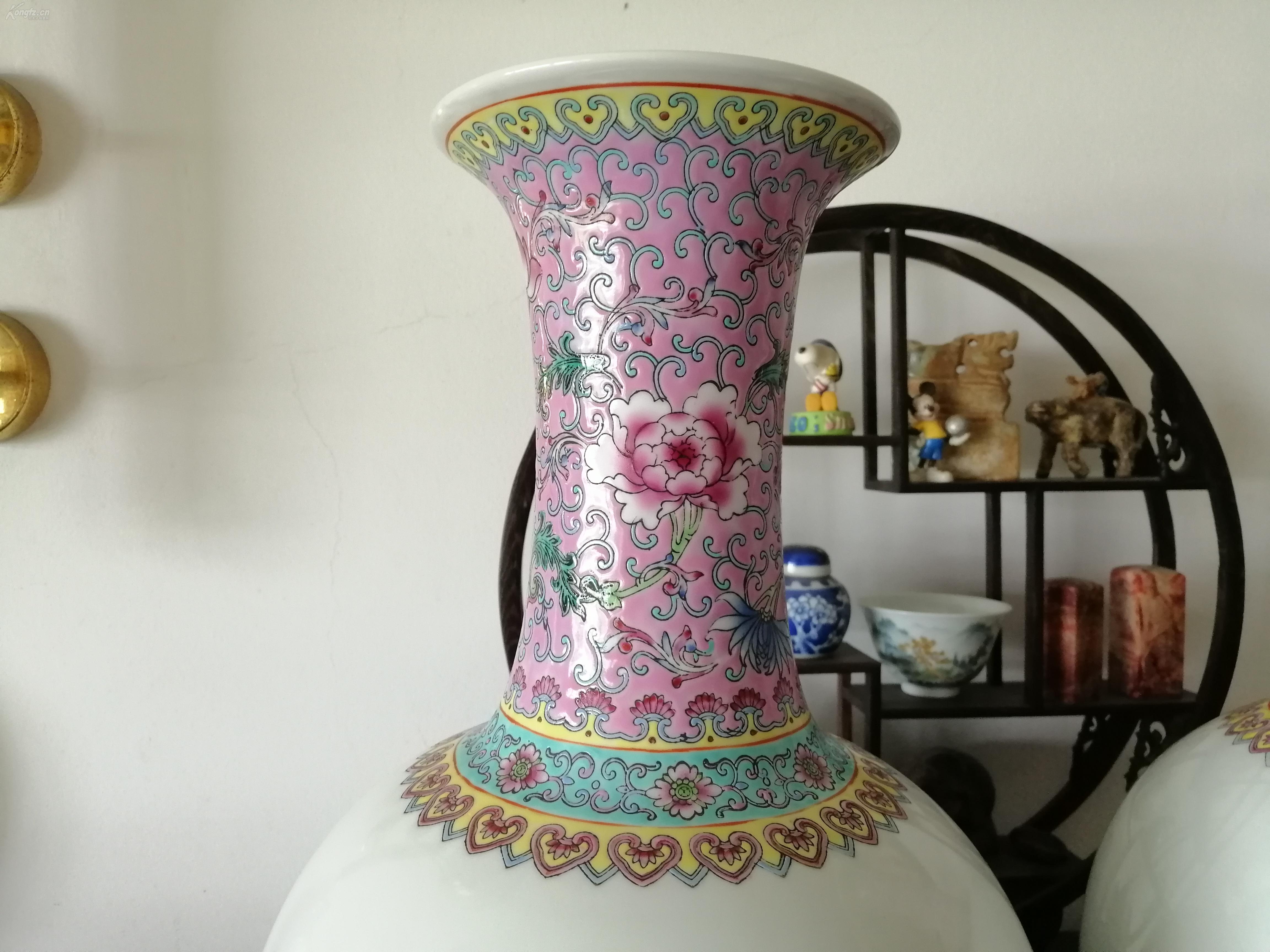 70年代早期景德镇艺术瓷厂红西边脚锦鸡牡丹(锦上添富贵)法口天球瓶