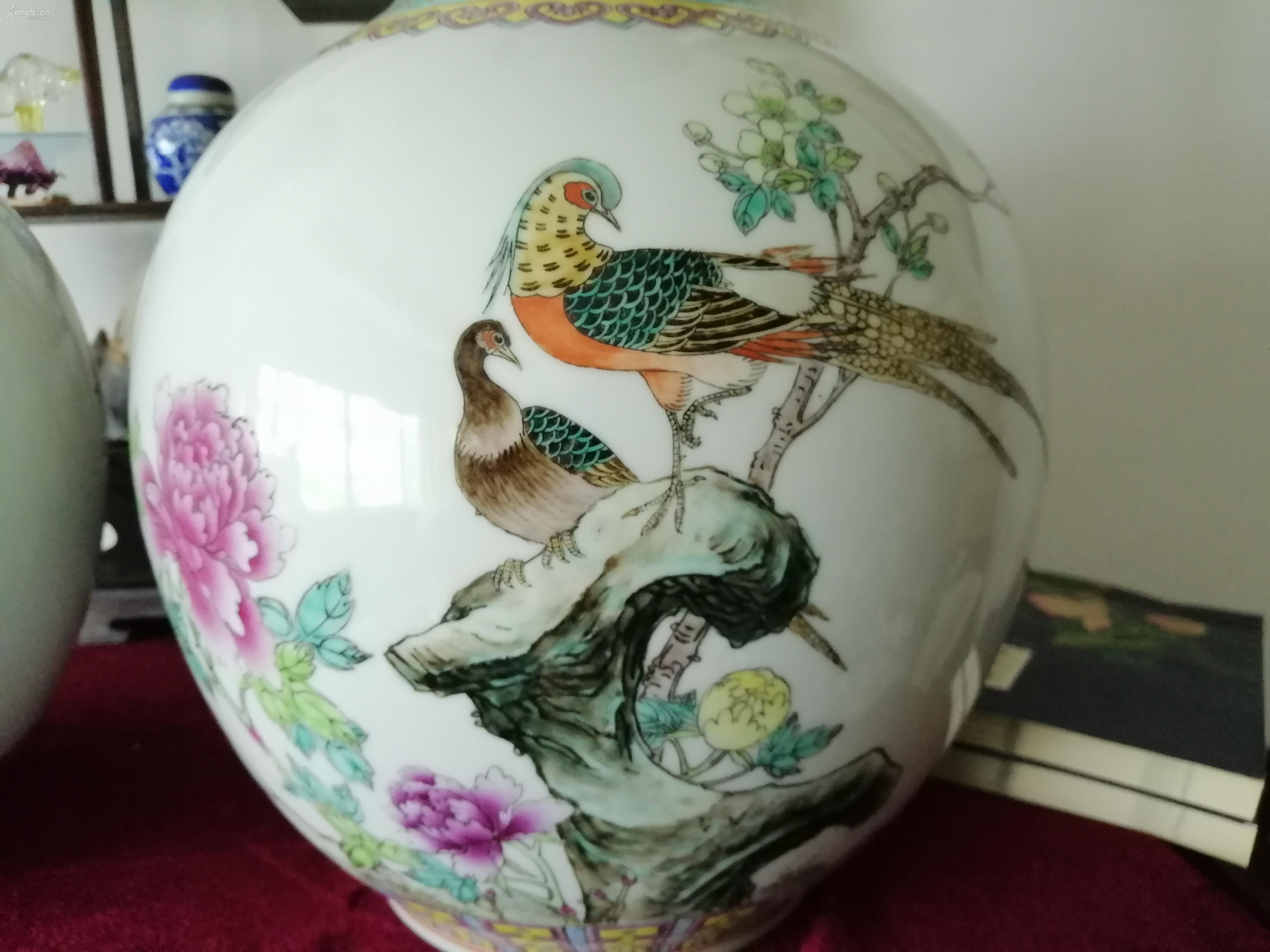 70年代早期景德镇艺术瓷厂红西边脚锦鸡牡丹(锦上添富贵)法口天球瓶