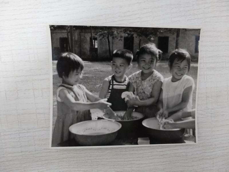 【黑白老照片】自己动手（1974年黄州地区幼儿园小朋友，尺幅12.2cm*9.6cm）