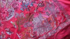 杭州矛山绸厂 （较厚）    精美百子图丝绸布一块19100449，绣了近百个玩耍的孩童，工艺精悍，尽显古老丝绸大国的传统艺术品质！