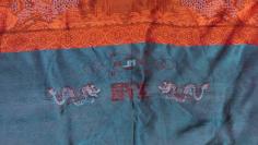 杭州矛山绸厂 （较厚）    精美百子图丝绸布一块19100449，绣了近百个玩耍的孩童，工艺精悍，尽显古老丝绸大国的传统艺术品质！